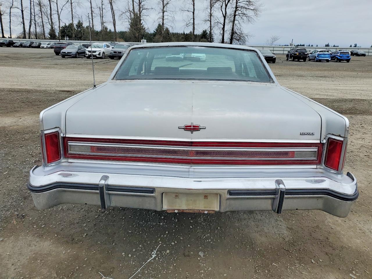 1977 Lincoln Continenta Silver vin: 7Y82A857654