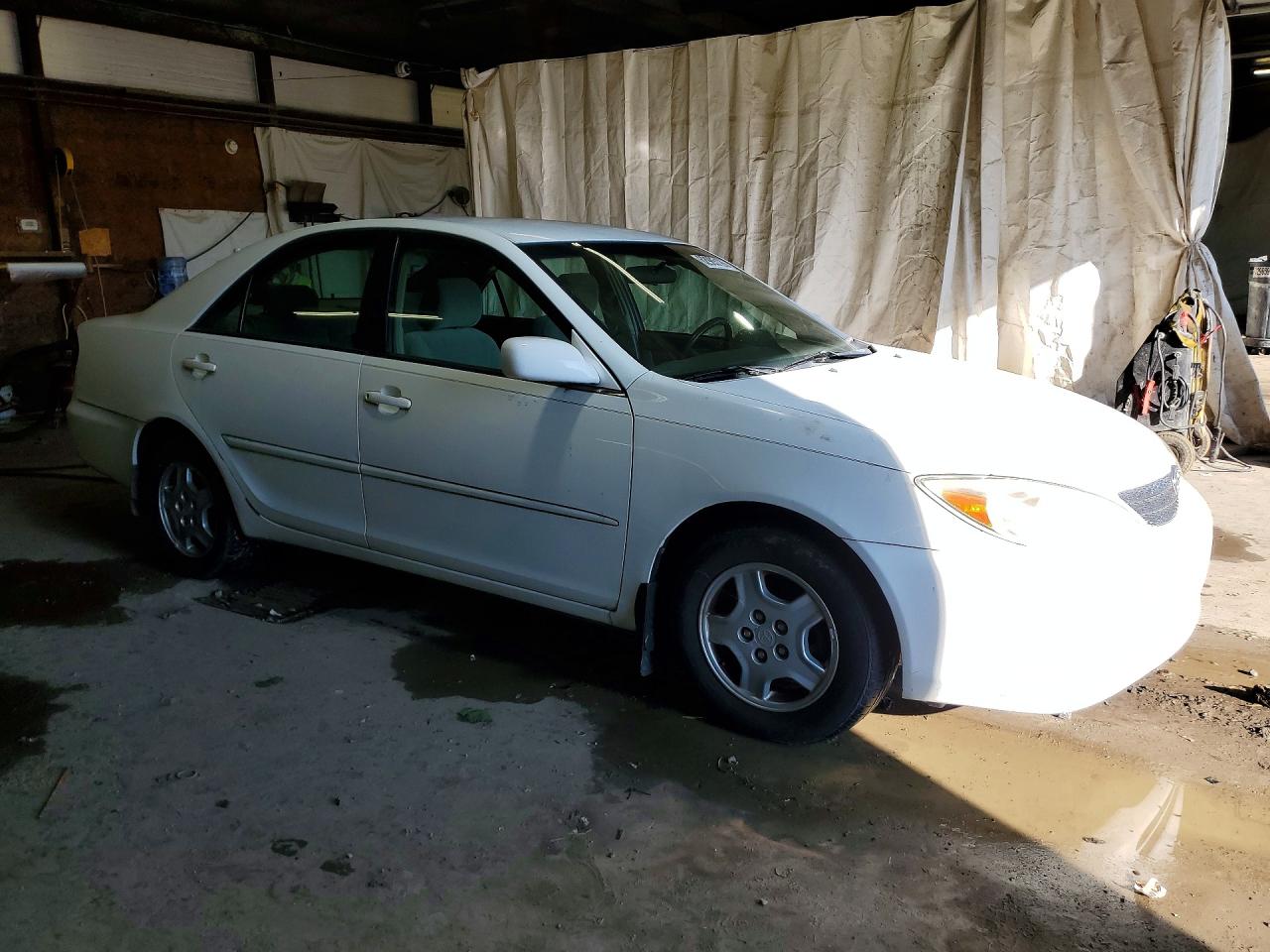 2002 Toyota Camry Le White vin: 4T1BE32K42U038266