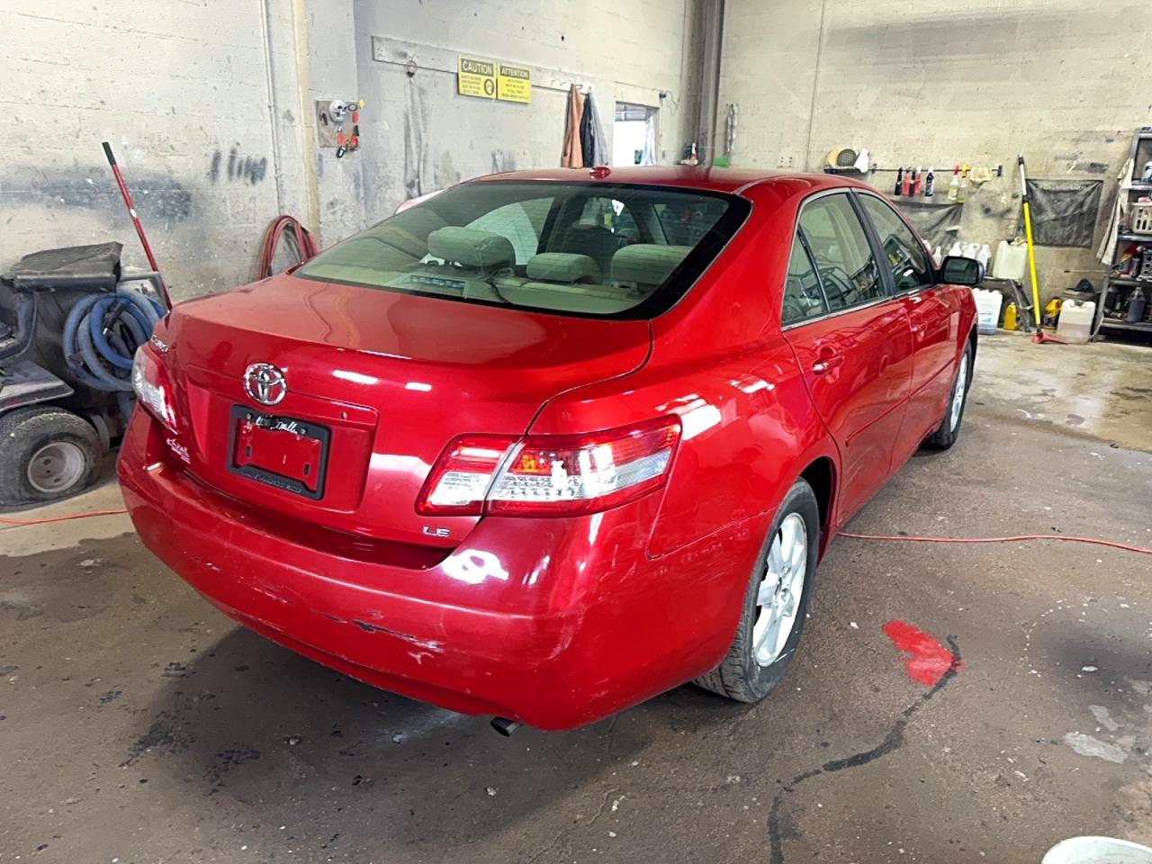 2011 Toyota Camry Le Red vin: 4T4BF3EK4BR150080