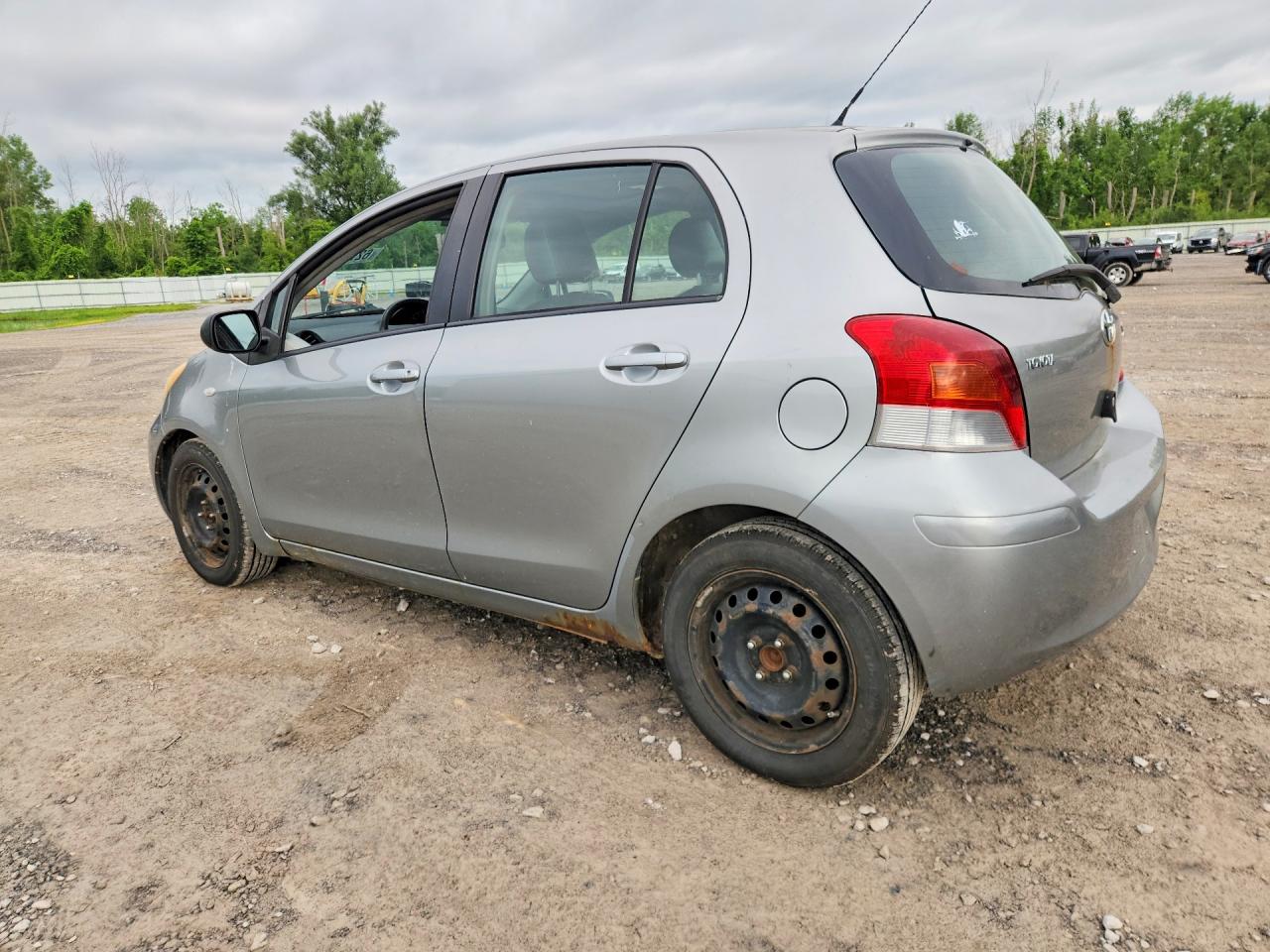 2009 Toyota Yaris Base Gray vin: JTDKT903795232612