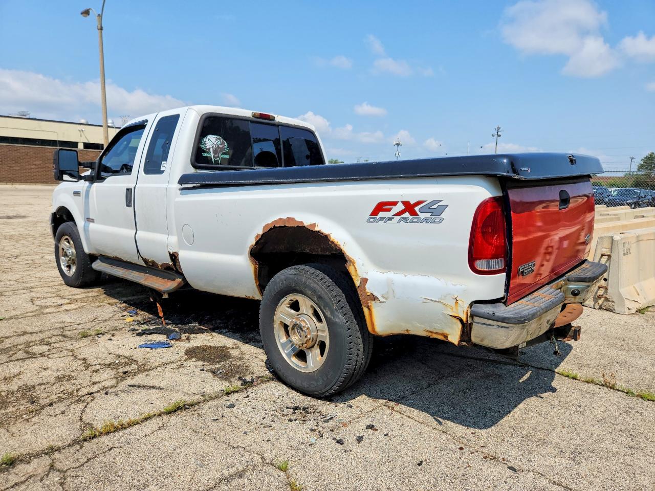 2005 Ford F250 Super Duty White vin: 1FTSX21P45ED39303
