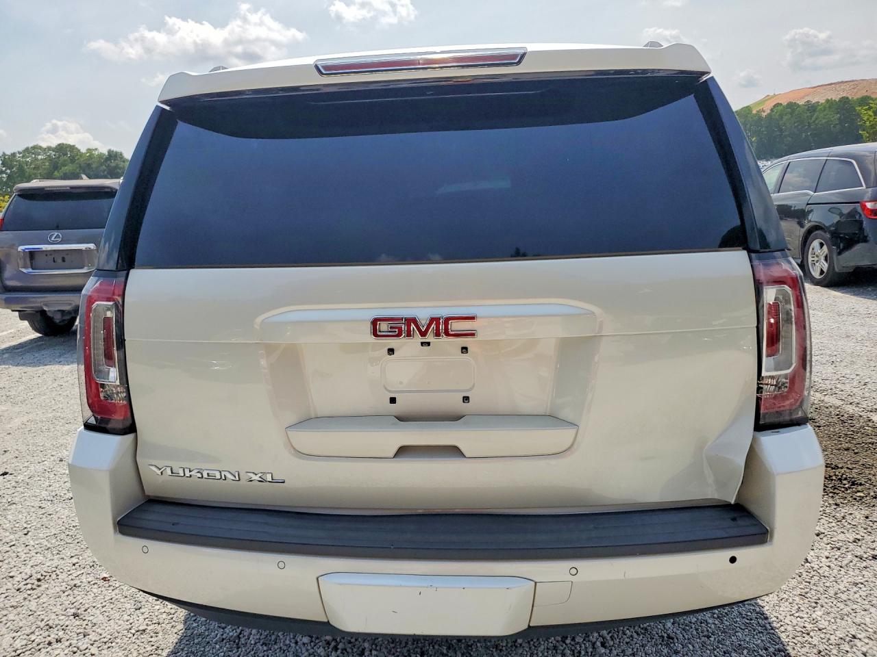 2015 Gmc Yukon Xl C1500 Slt Белый vin: 1GKS1HKC4FR676911