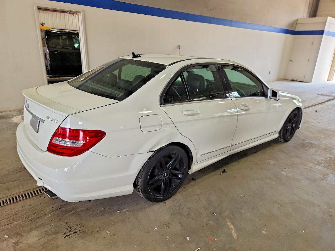 2012 Mercedes-benz C 300 4matic Белый vin: WDDGF8BB9CA692788