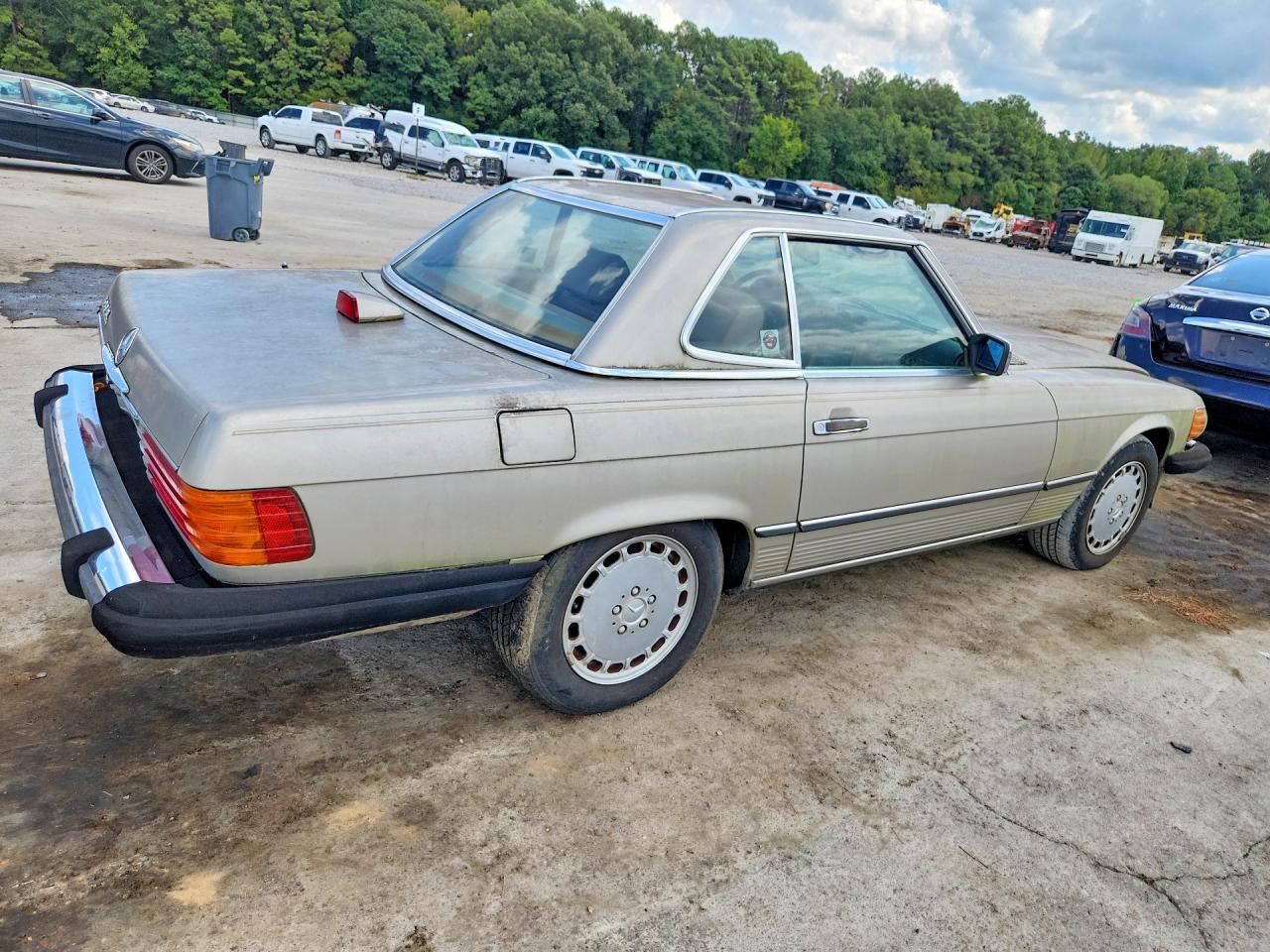 1987 Mercedes-benz 560 Sl Gold vin: WDBBA48D0HA068906
