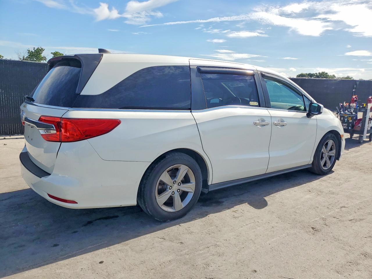 2018 Honda Odyssey Exl White vin: 5FNRL6H77JB055308