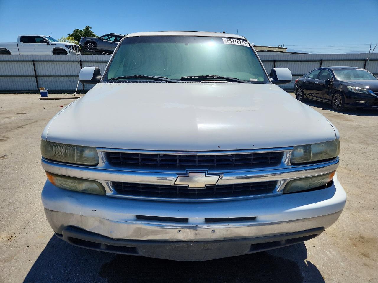 2002 Chevrolet Tahoe C1500 White vin: 1GNEC13TX2R131290