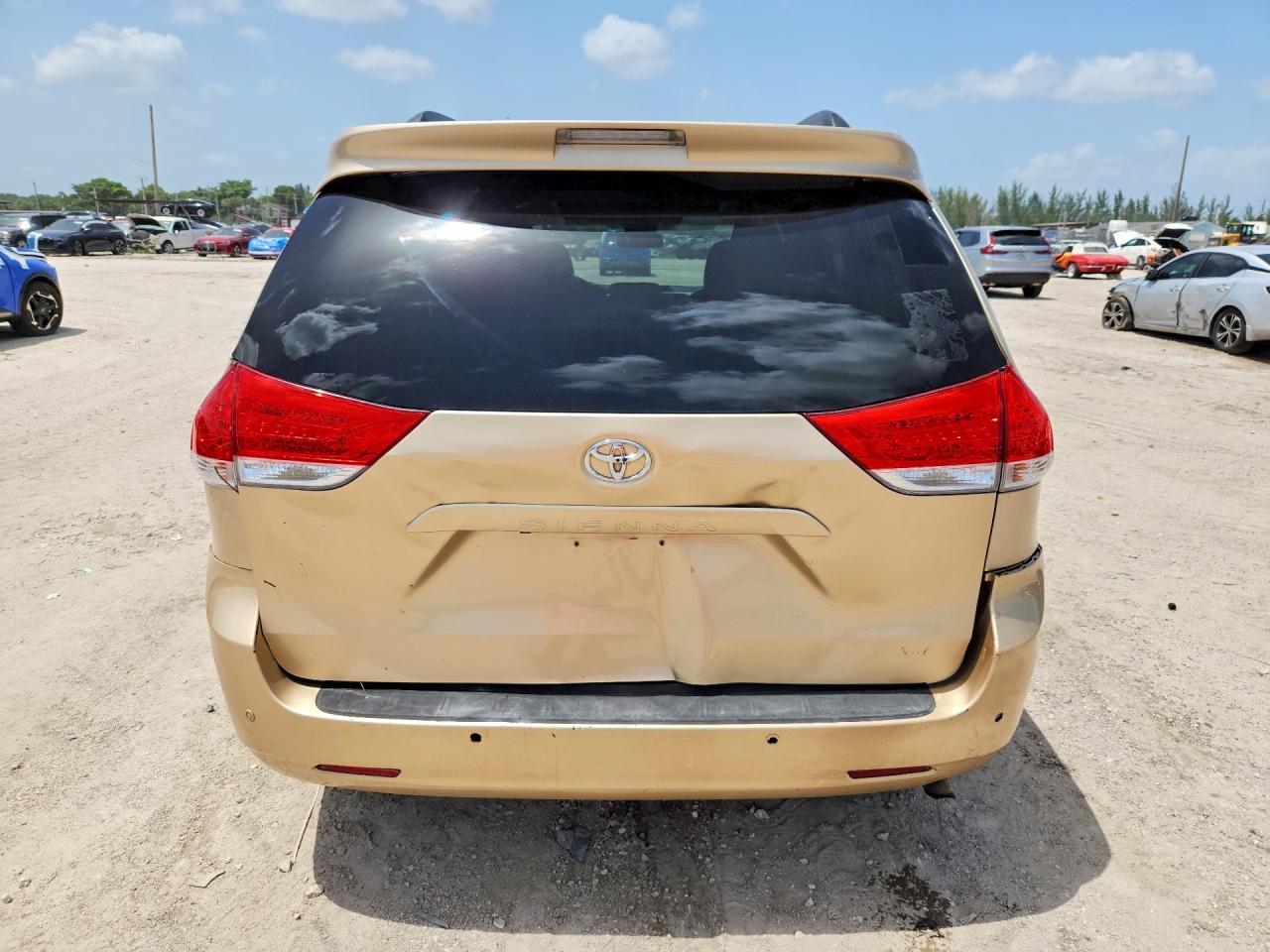 2014 Toyota Sienna Xle 8-passenger Beige vin: 5TDYK3DC7ES456102