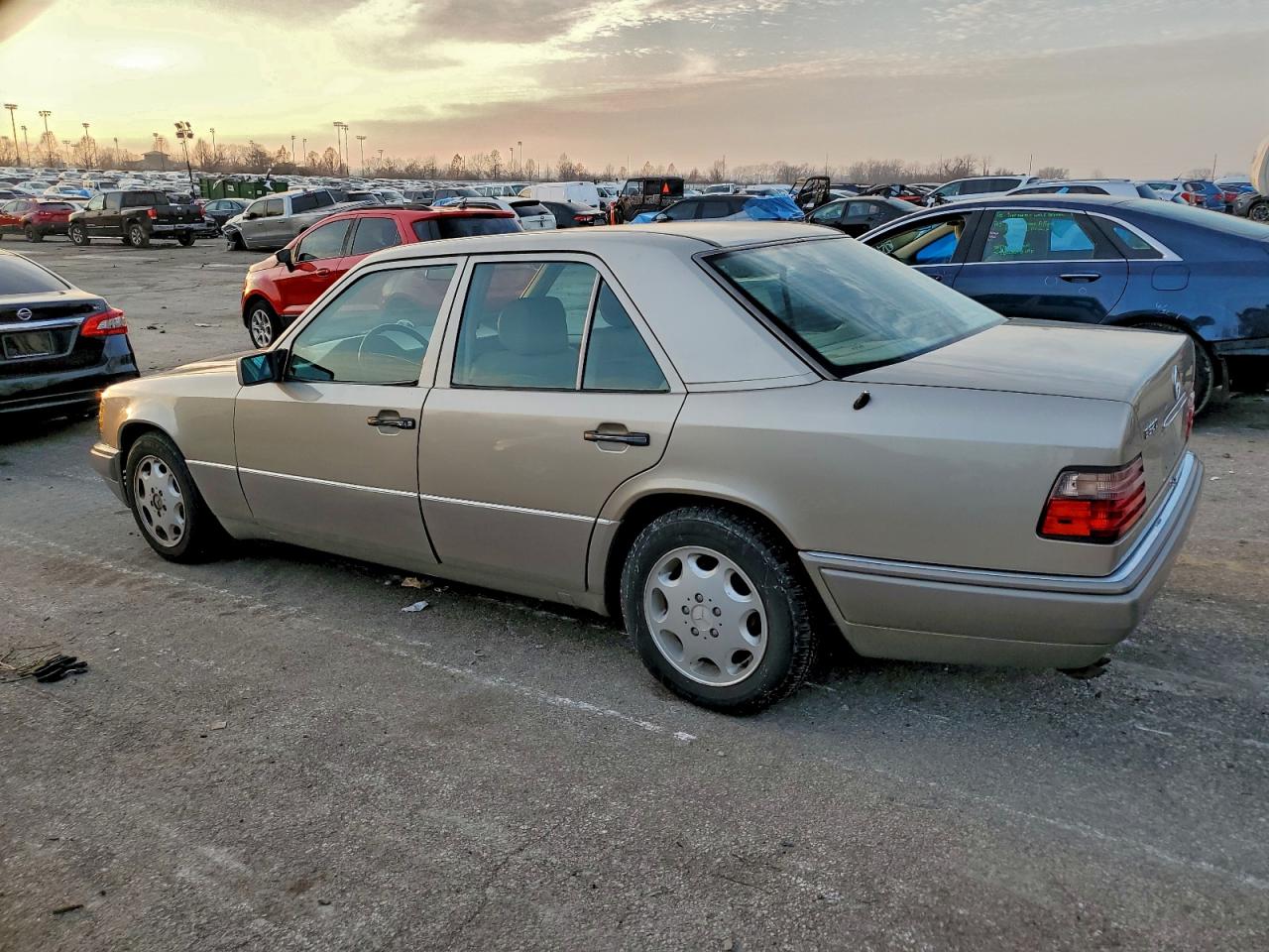 1994 Mercedes-benz E 320 Серебряный vin: WDBEA32E9RC135243