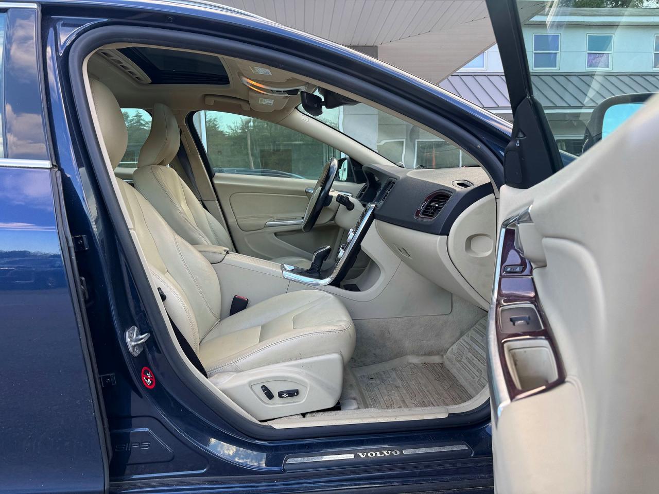 2015 Volvo V60 Premier Blue vin: YV140MEK6F1254733