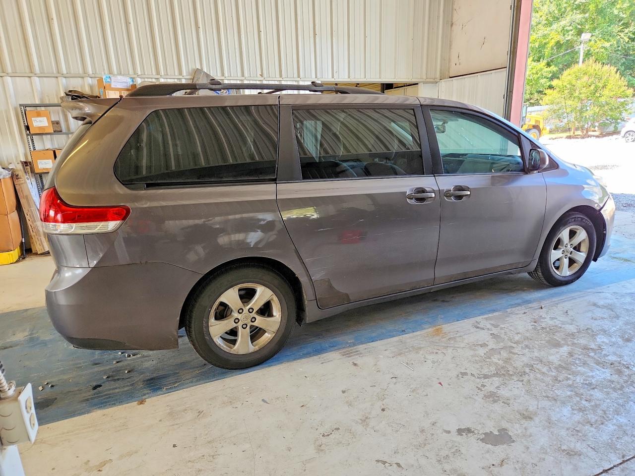 2011 Toyota Sienna Le Серый vin: 5TDKK3DC2BS063593