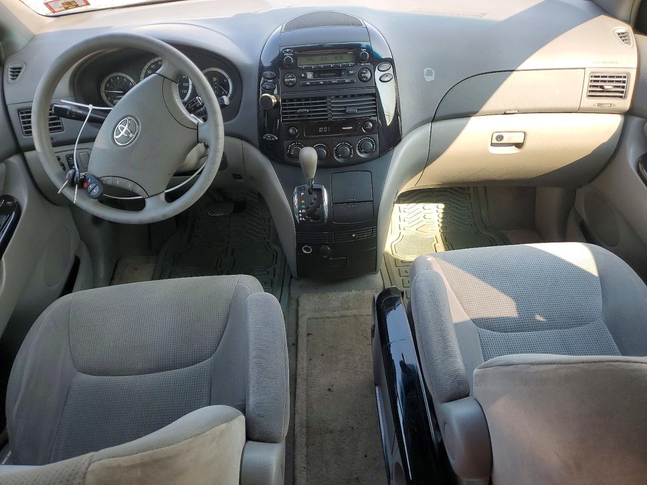 2004 Toyota Sienna Le 7 Passenger Blue vin: 5TDZA23C84S187769