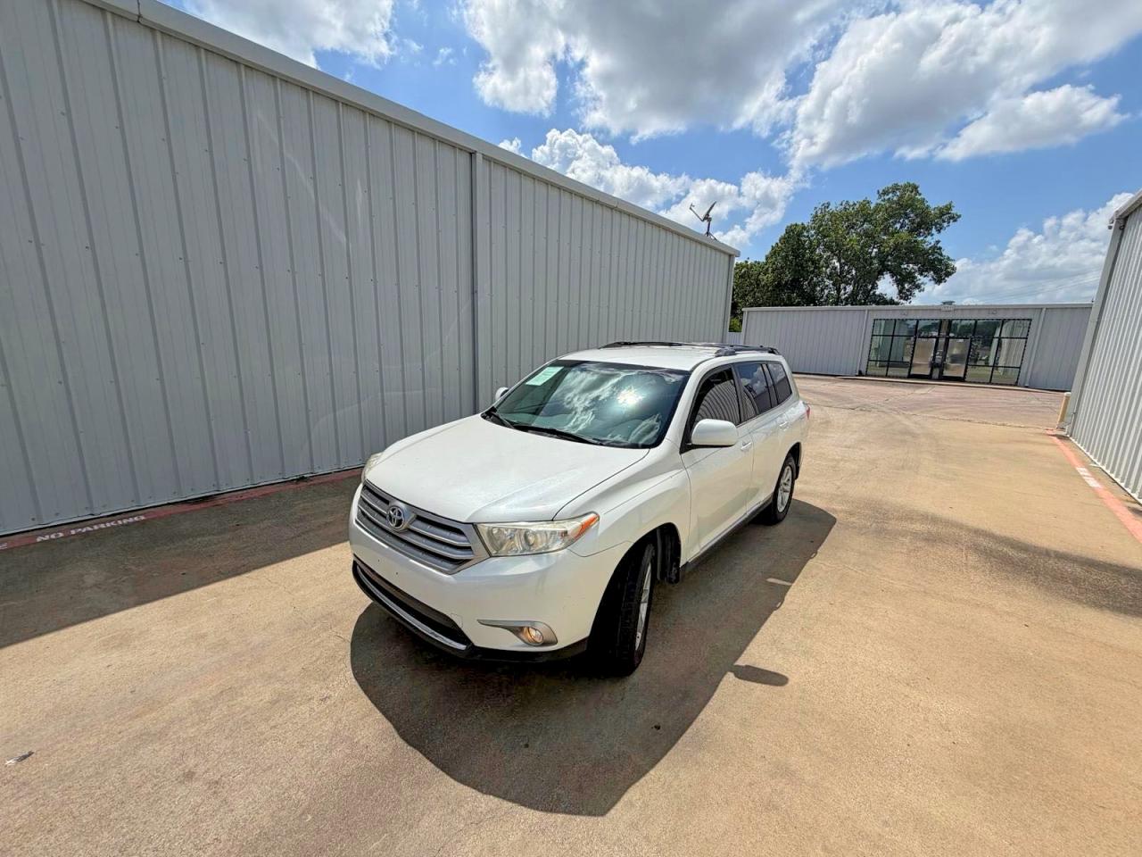 2013 Toyota Highlander Plus White vin: 5TDZK3EH0DS096099