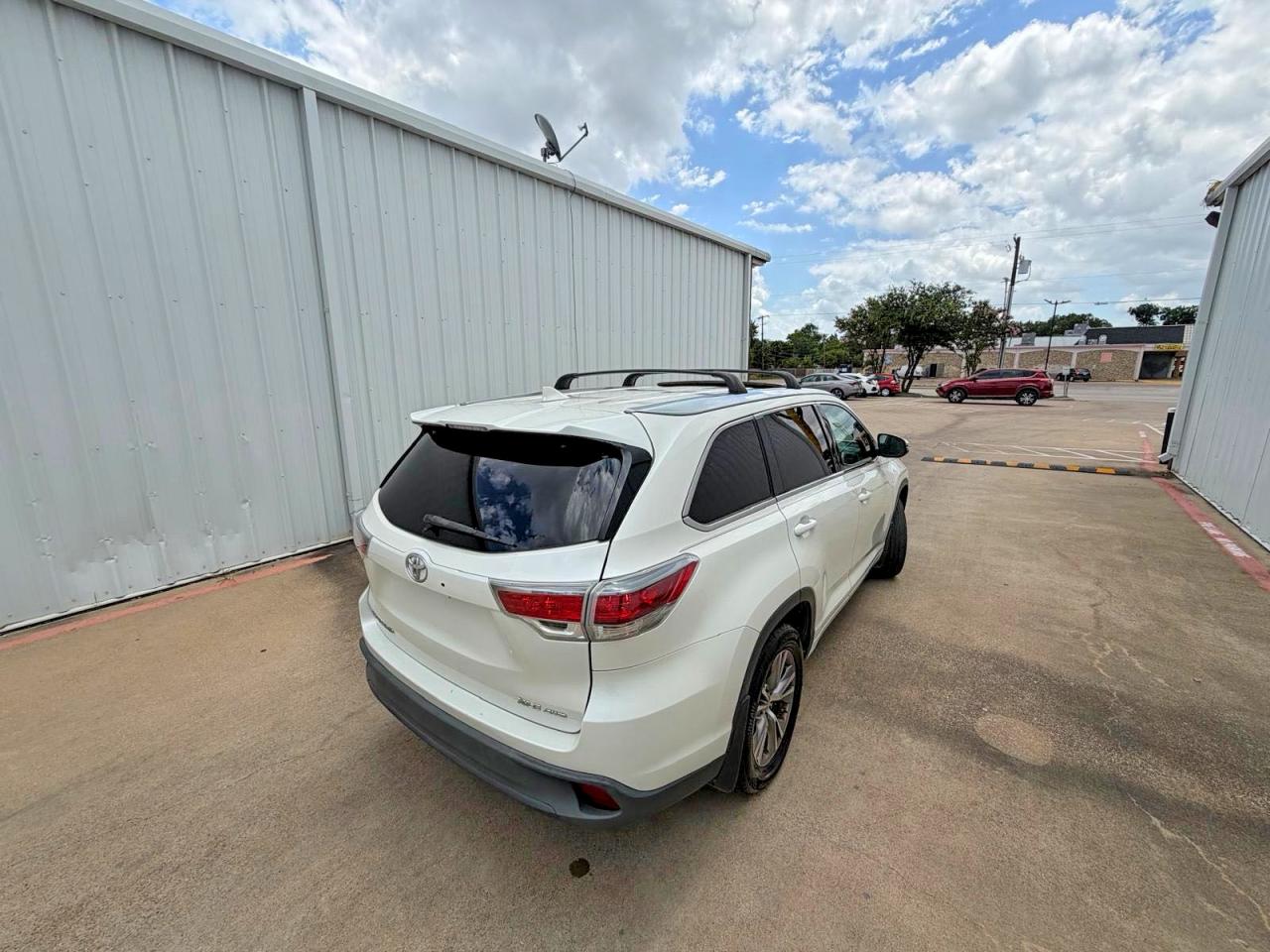 2014 Toyota Highlander Xle White vin: 5TDJKRFH4ES016030
