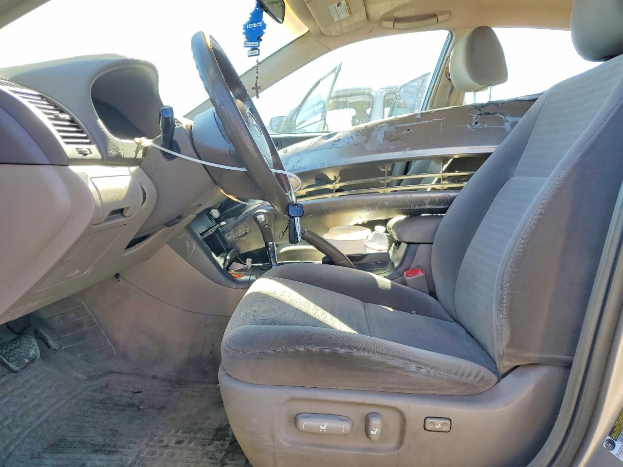 2005 Toyota Camry Le Gold vin: 4T1BE32K45U027062