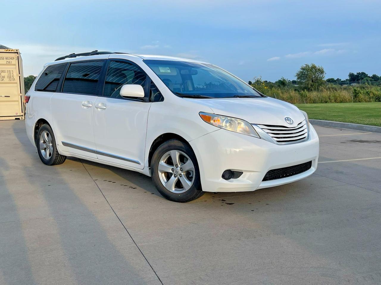 2015 Toyota Sienna Le White vin: 5TDKK3DC3FS547083