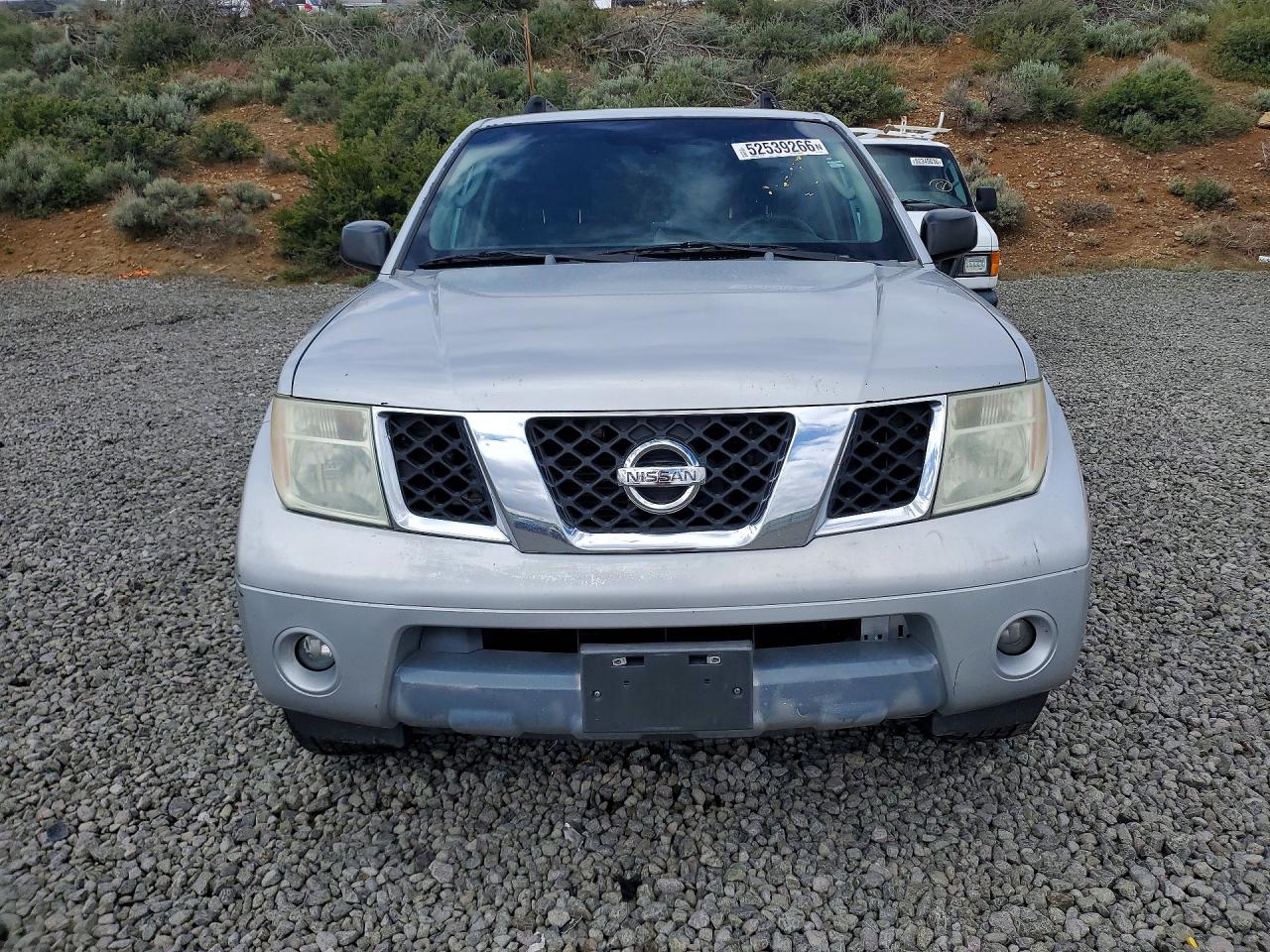 2005 Nissan Pathfinder Xe Silver vin: 5N1AR18W55C748852
