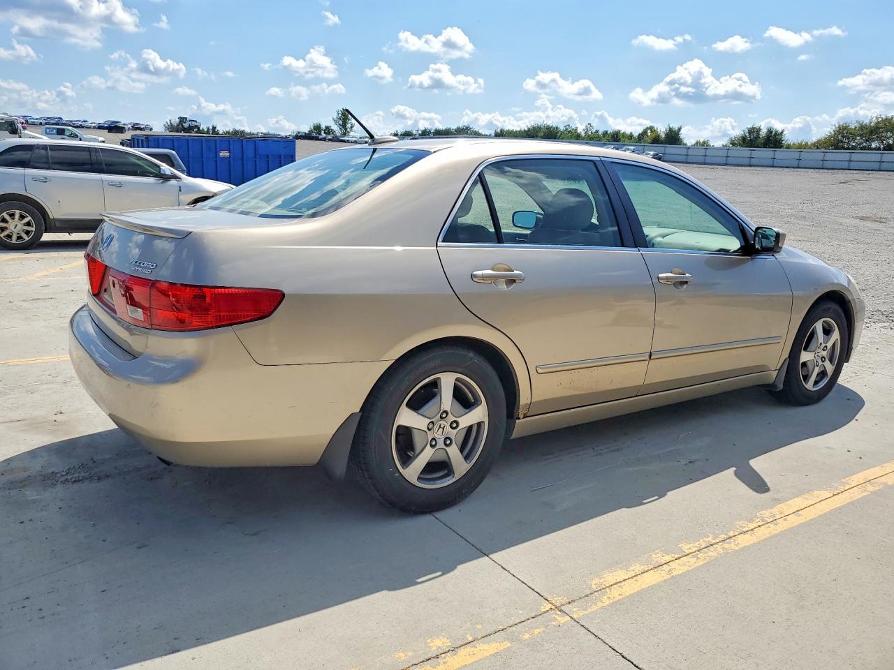 2005 Honda Accord Hybrid Gold vin: JHMCN36445C014837