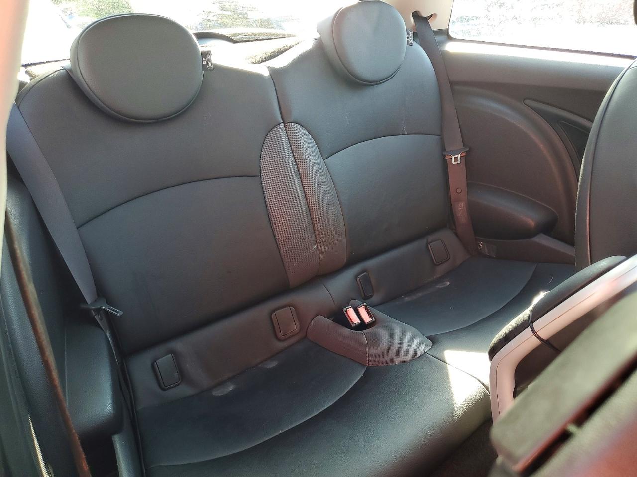 2007 Mini Cooper S Red vin: WMWMF73567TL90253