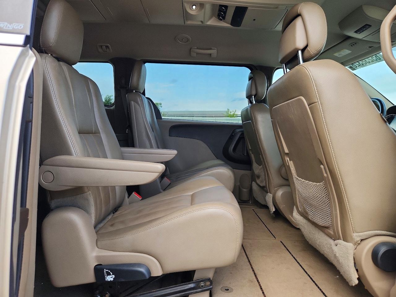 2013 Chrysler Town & Country Touring Tan vin: 2C4RC1BG3DR695259