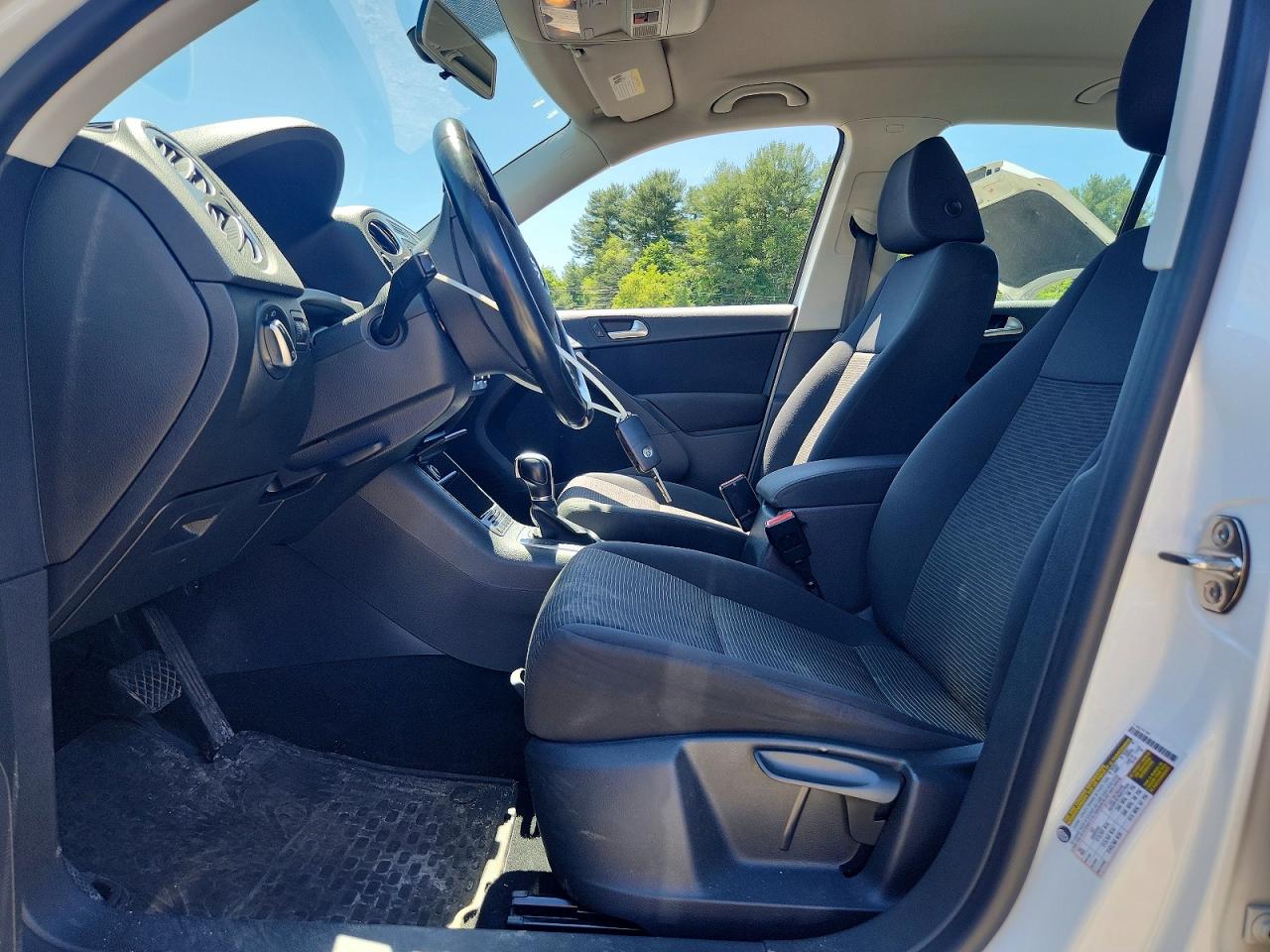 2015 Volkswagen Tiguan S White vin: WVGBV7AX5FW557650