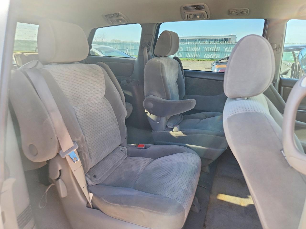 2007 Toyota Sienna Le 7-passenger White vin: 5TDZK23C47S032248