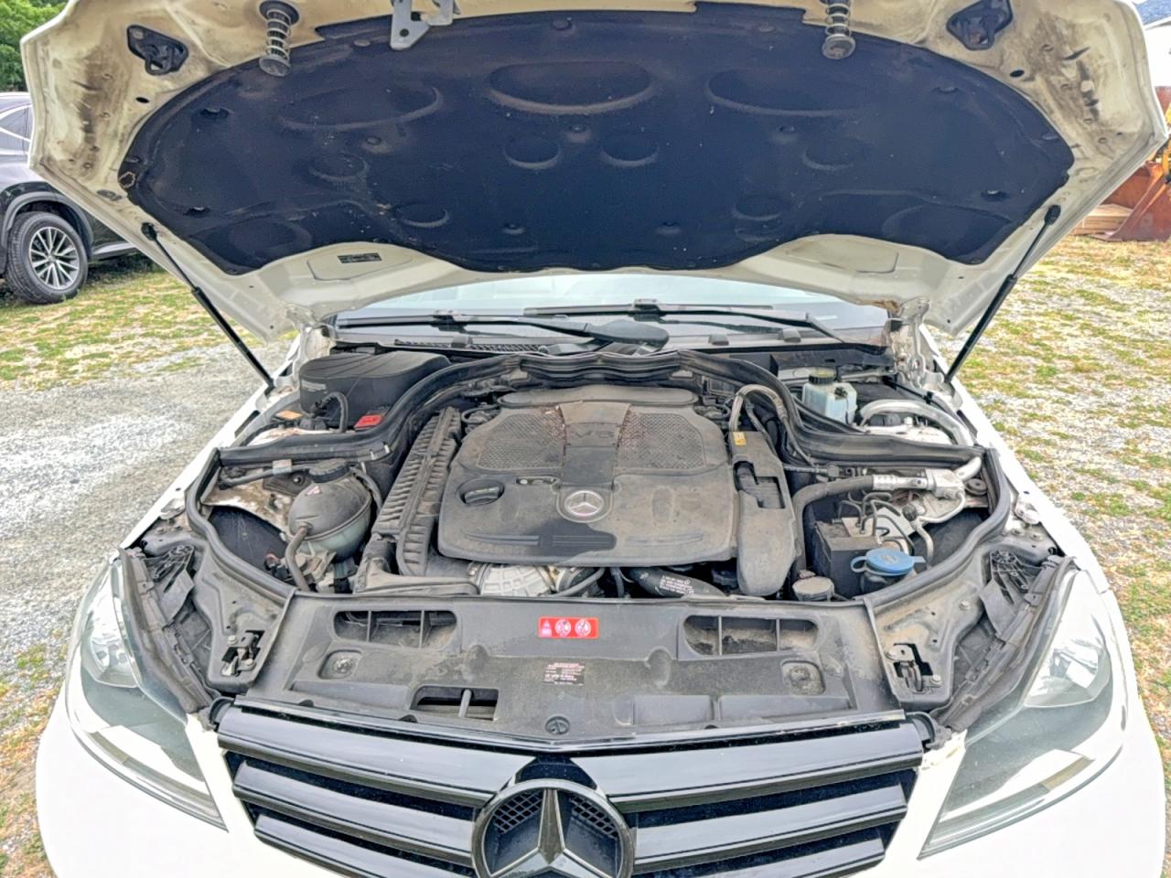 2013 Mercedes-benz C 300 4matic Белый vin: WDDGF8AB6DR274838