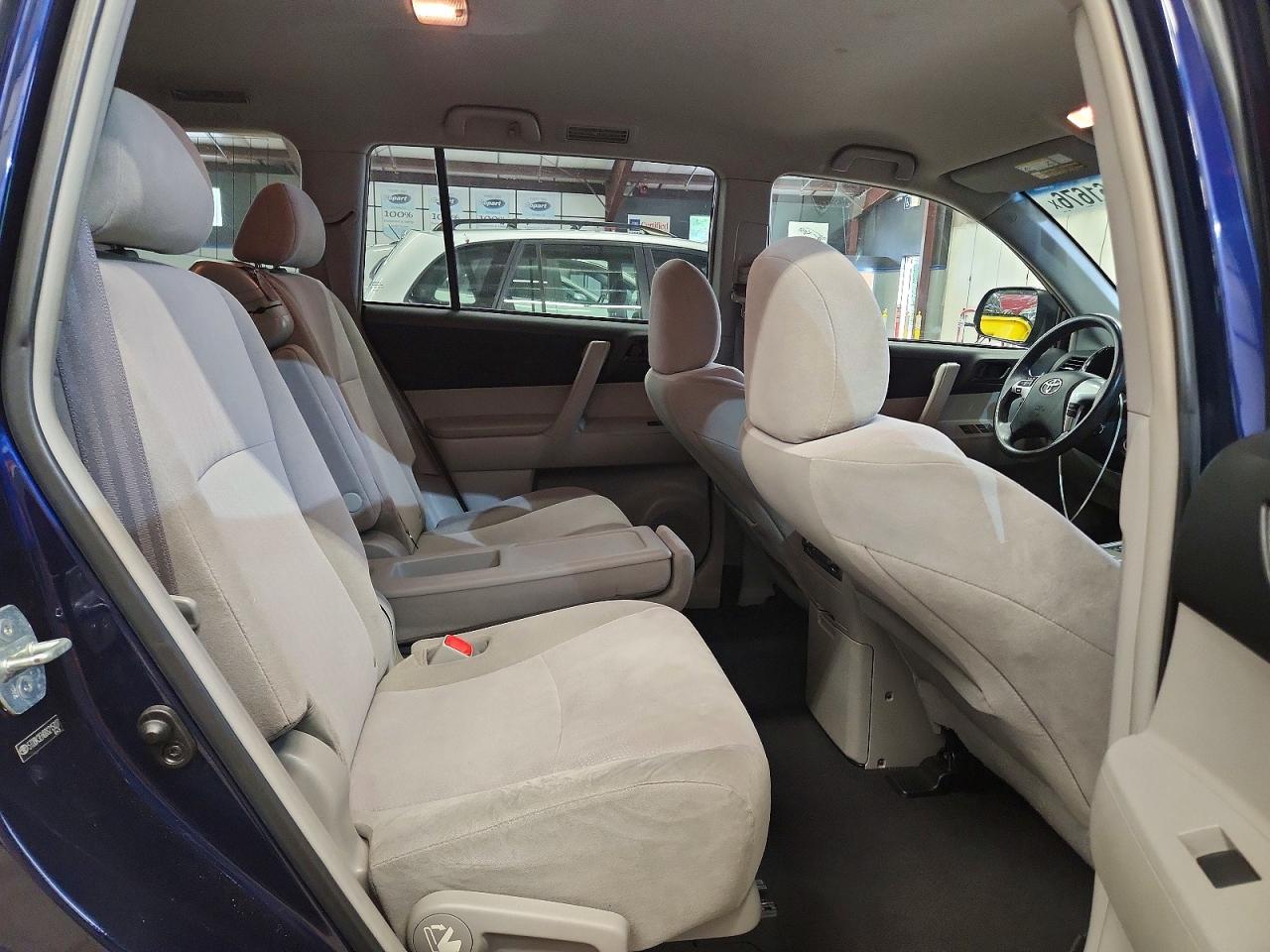 2013 Toyota Highlander Base Синий vin: 5TDBK3EH0DS215027