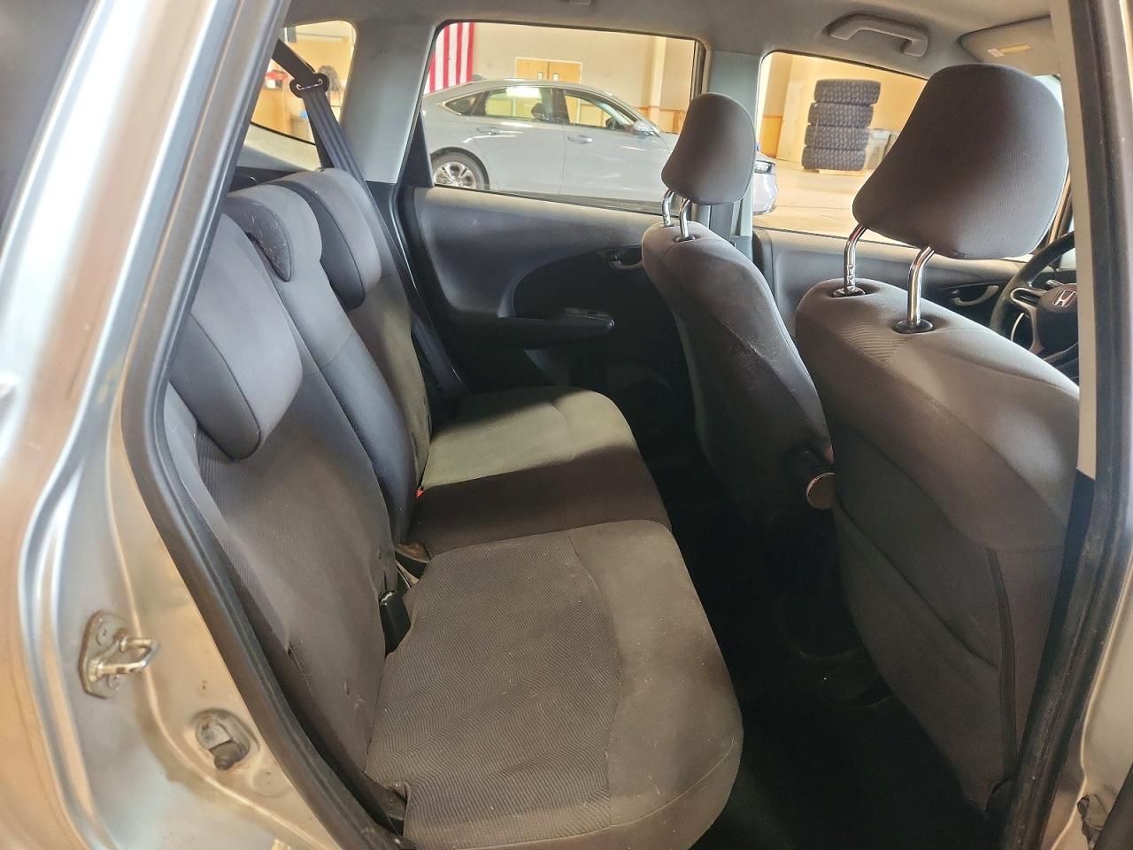2011 Honda Fit Silver vin: JHMGE8H33BC008512