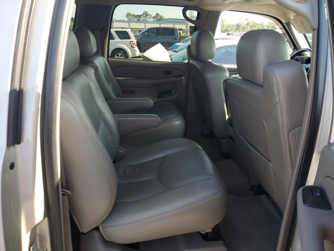 2004 Chevrolet Suburban K2500 Silver vin: 3GNGK26G64G273087