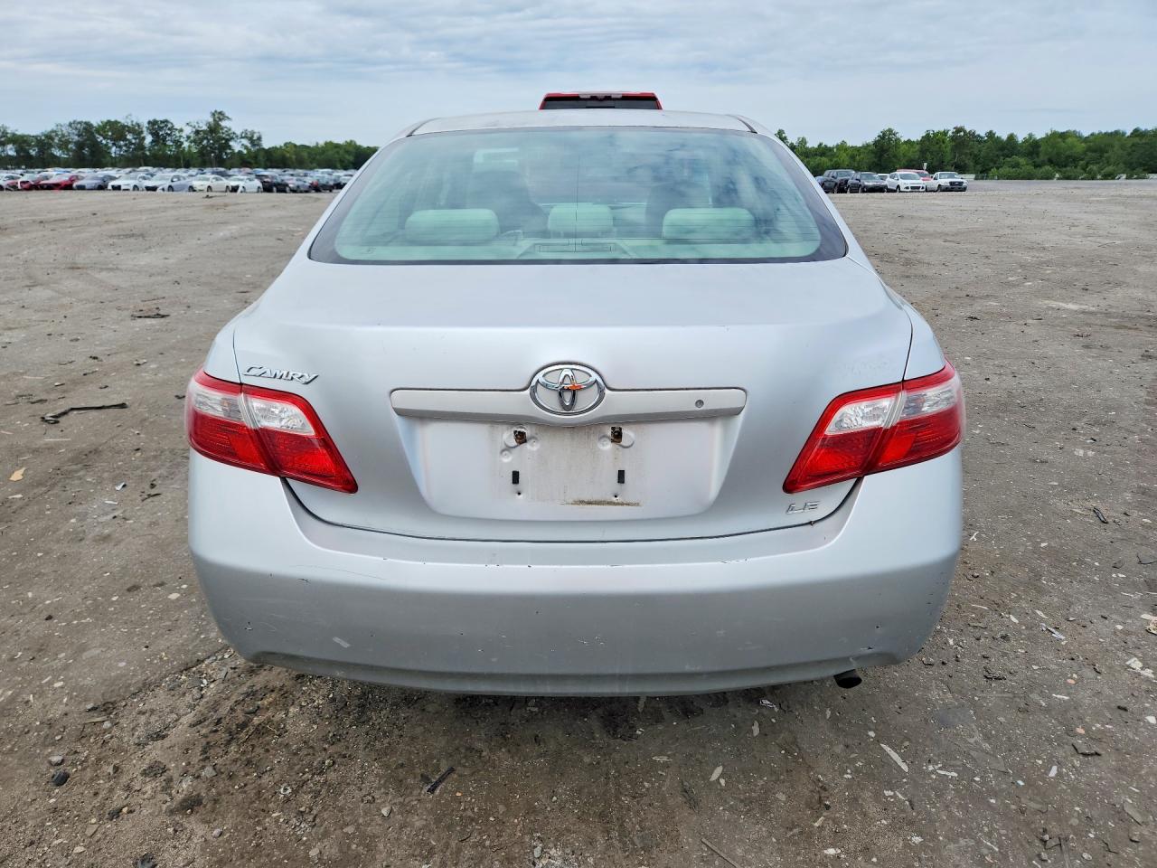2007 Toyota Camry Le Серебряный vin: JTNBE46K473106482