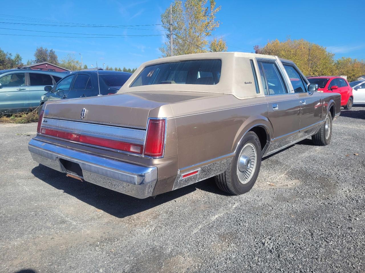1988 Lincoln Town Car Signature Gold vin: 1LNBM82F3JY787229