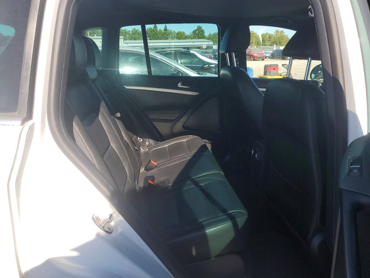 2014 Volkswagen Tiguan S White vin: WVGAV3AXXEW103879