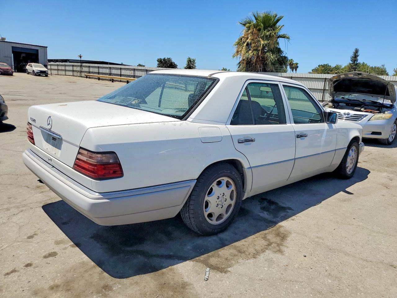 1994 Mercedes-benz E 320 White vin: WDBEA32E2RC125900