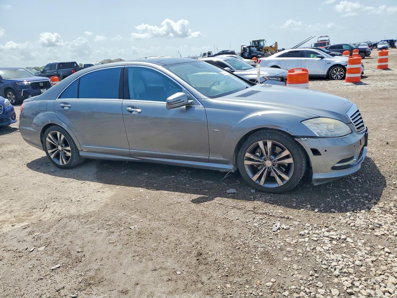 2012 Mercedes-benz S 550 Silver vin: WDDNG7DB4CA437719