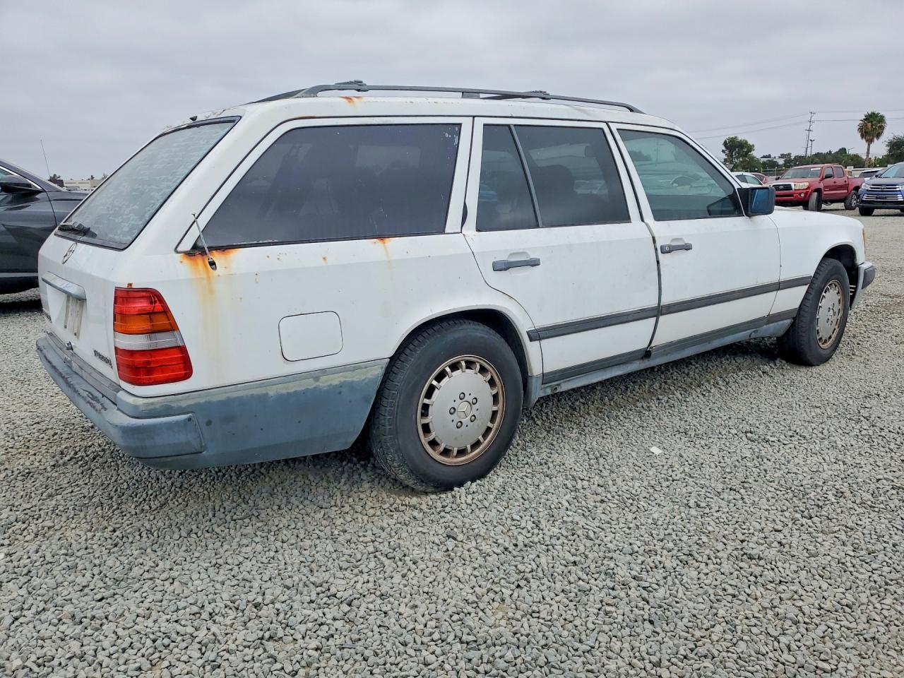 1987 Mercedes-benz 300 Tdt White vin: WDBEB93D0HF040489