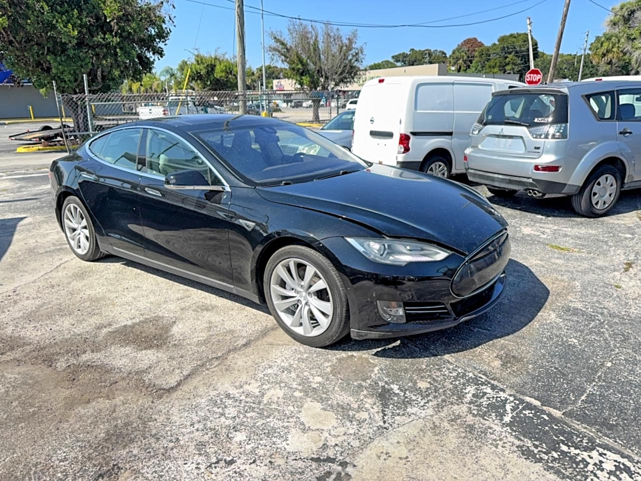 2014 Tesla Model S Black vin: 5YJSA1H1XEFP66125