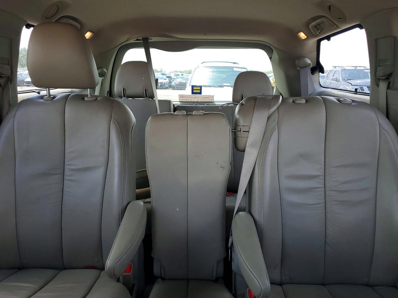 2011 Toyota Sienna Xle 8-passenger Red vin: 5TDYK3DCXBS127910
