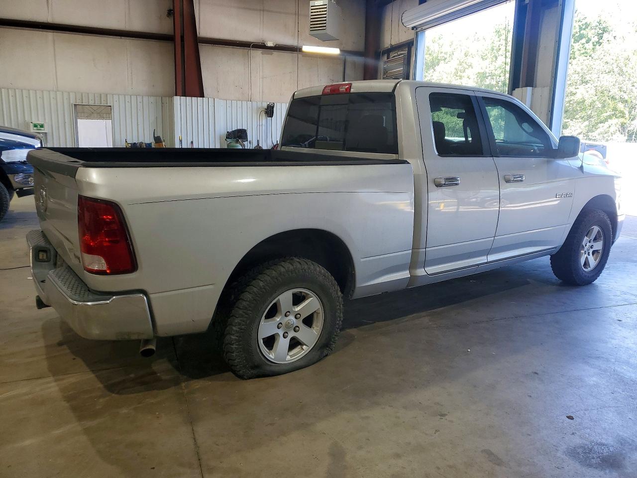 2009 Dodge Ram 1500 Серебряный vin: 1D3HB18PX9S801709