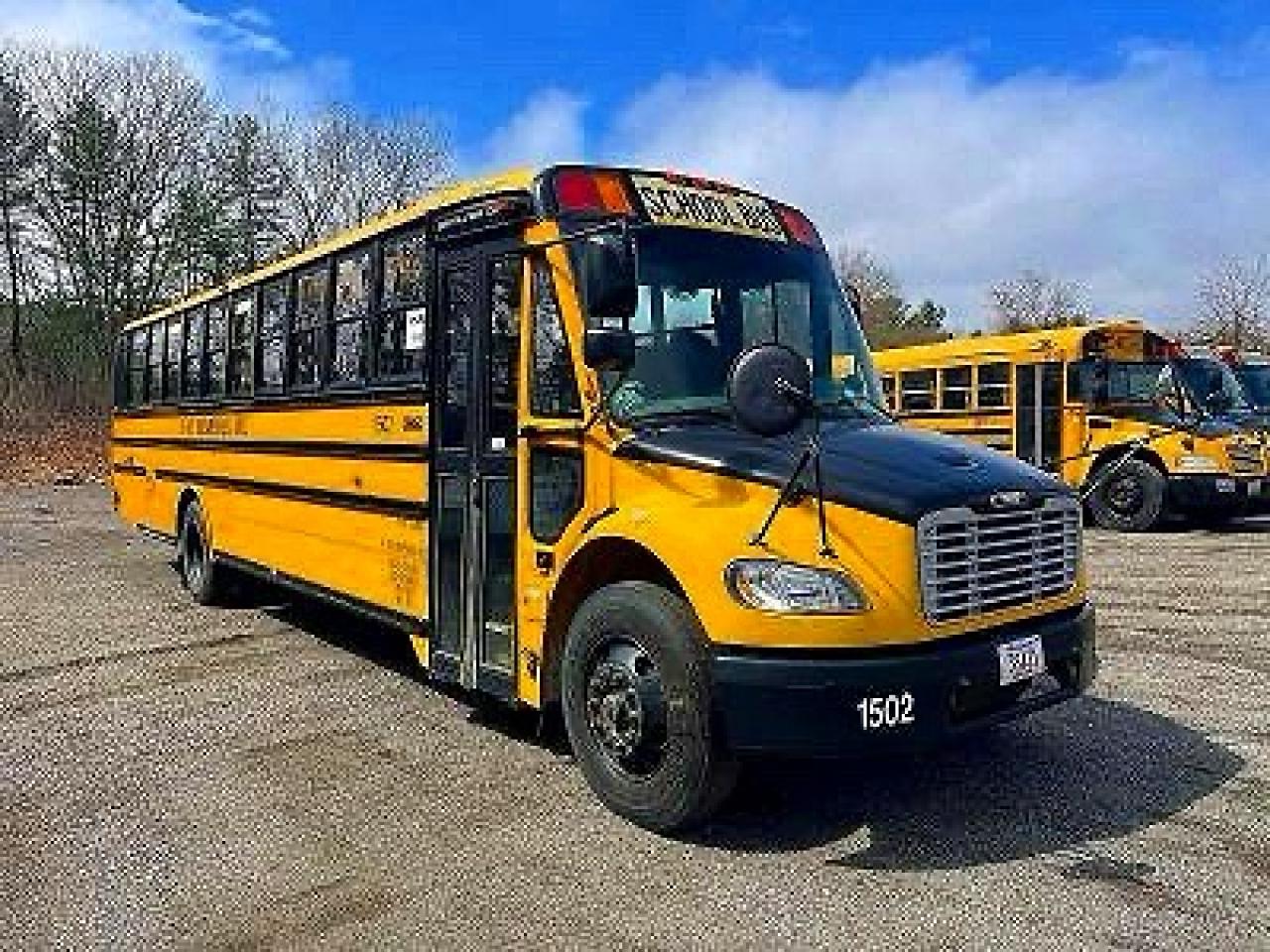 2015 Freightliner Chassis B2b Yellow vin: 4uzabrdu7fcgj8499