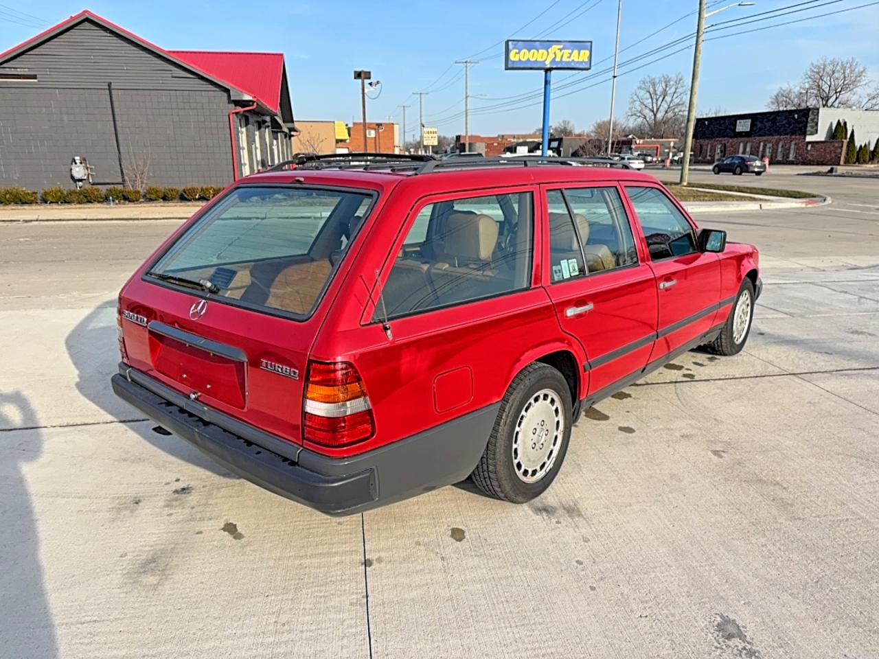 1987 Mercedes-benz 300 Tdt Red vin: WDBEB93D9HF024808