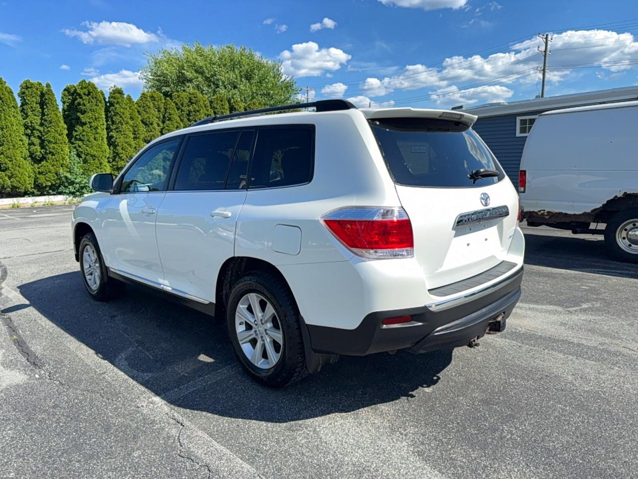 2011 Toyota Highlander Base White vin: 5TDBK3EH6BS057645