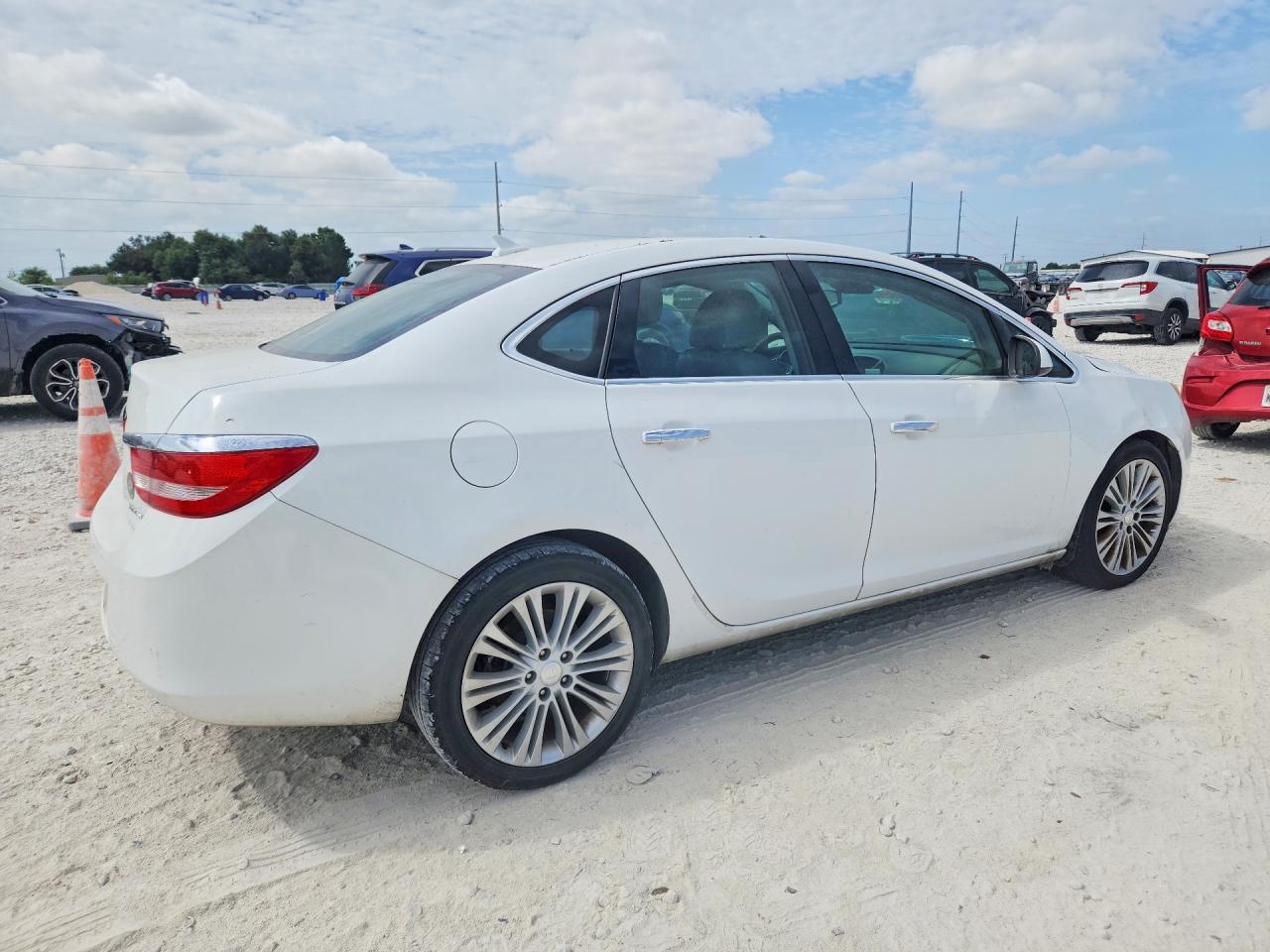 2014 Buick Verano White vin: 1G4PP5SK1E4172412