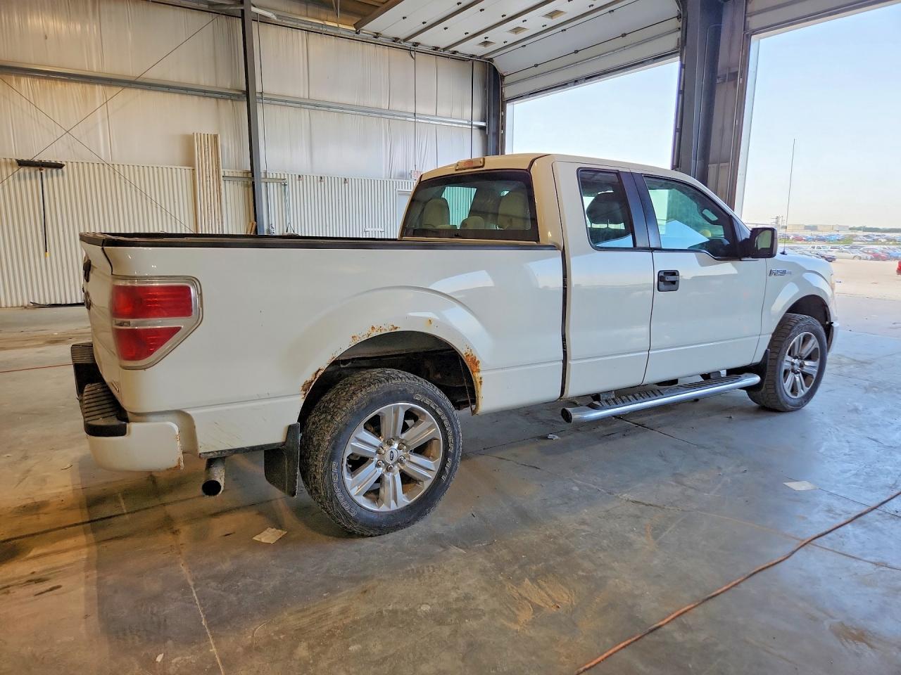 2013 Ford F150 Super Cab White vin: 1FTFX1EF7DKD31189