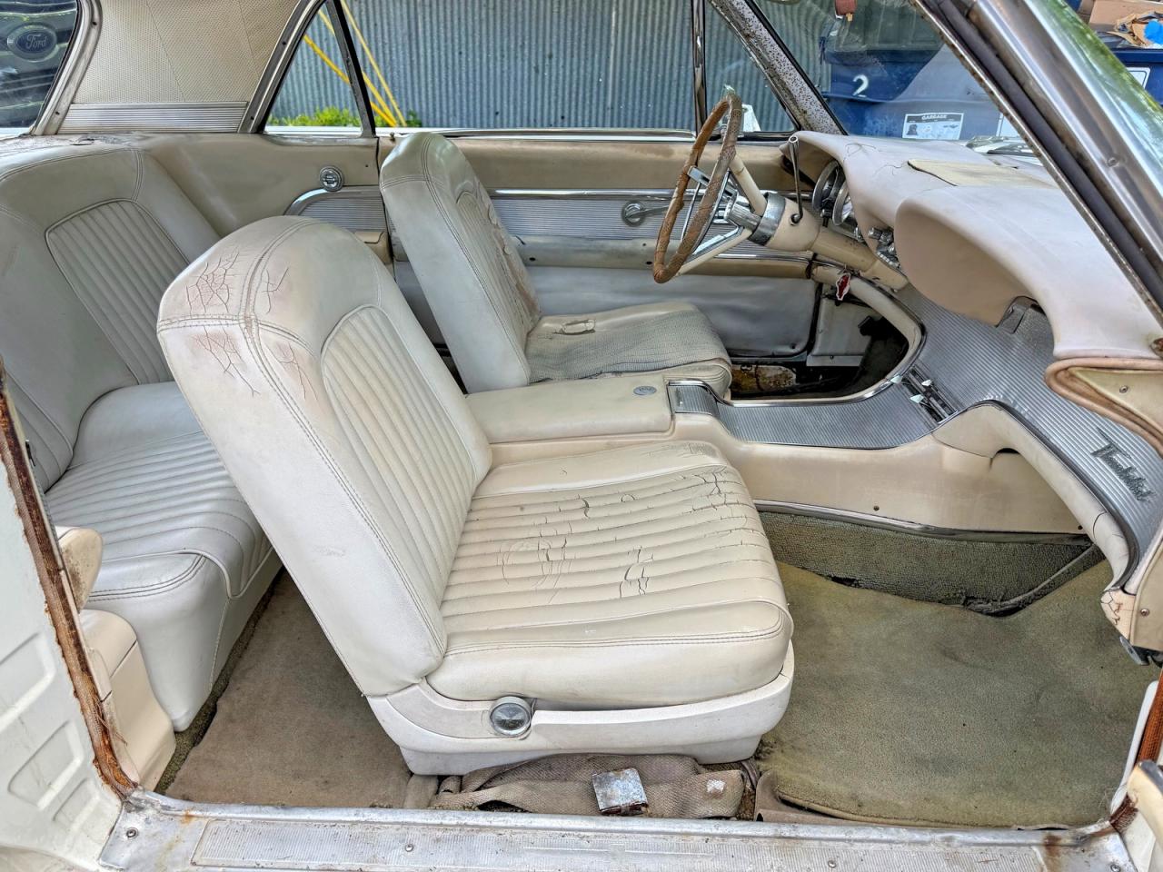 1961 Ford T-bird Two Tone vin: 1Y71Z139615