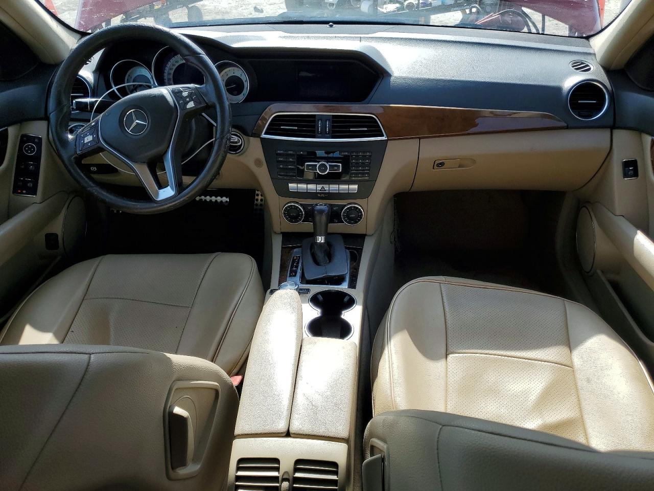 2014 Mercedes-benz C 250 Красный vin: WDDGF4HB6ER307790