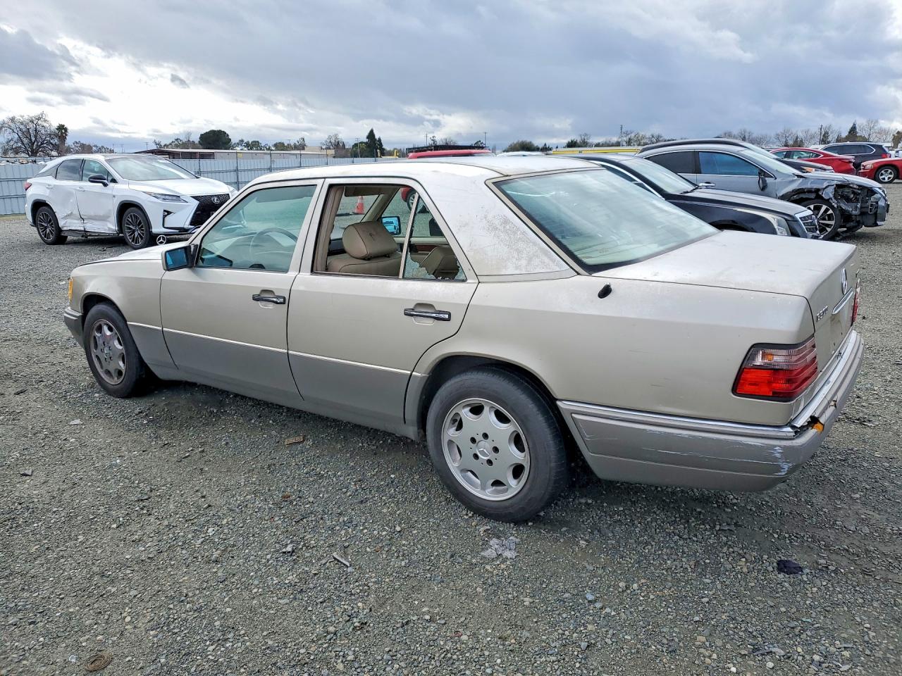 1995 Mercedes-benz E 300d Tan vin: WDBEB31E0SC072165