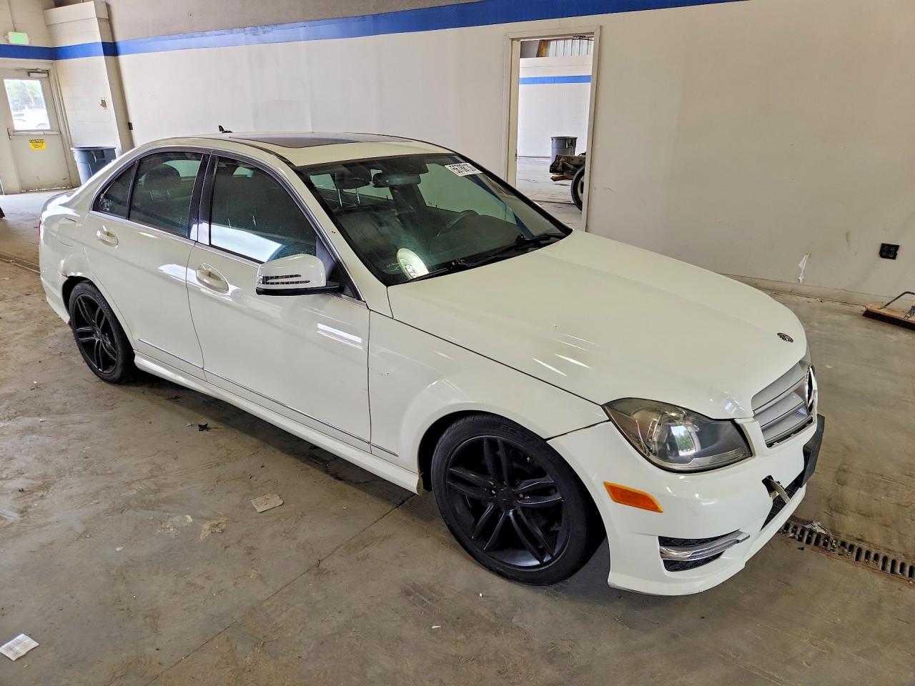 2012 Mercedes-benz C 300 4matic Белый vin: WDDGF8BB9CA692788