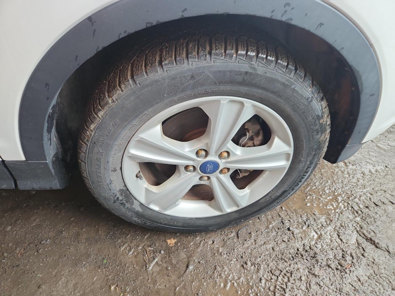 2015 Ford Escape Se White vin: 1FMCU9GX2FUB51539 Damage: Right Front Wheel, Curb Rash, 2 To 3 Inches