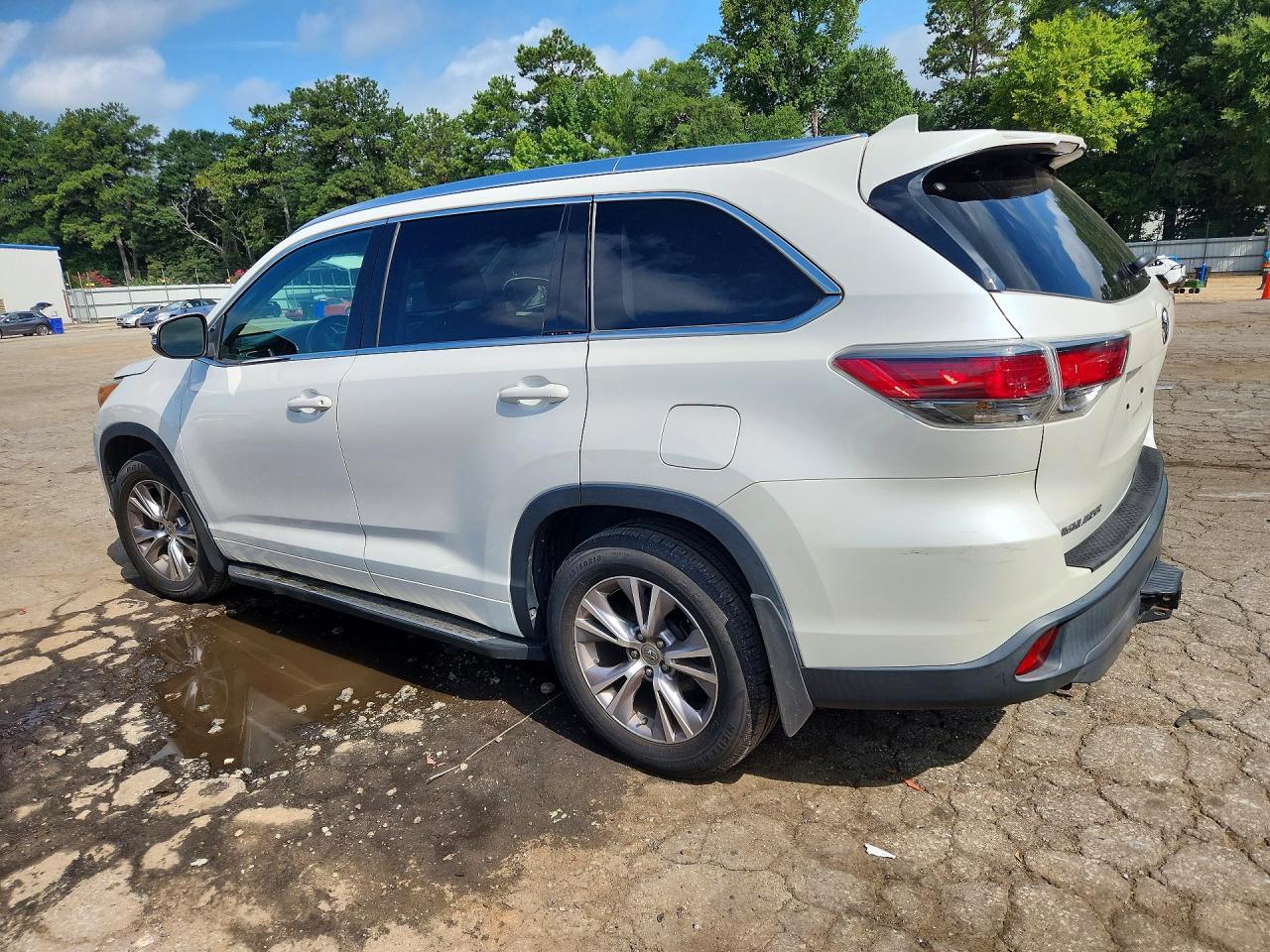2015 Toyota Highlander Xle White vin: 5TDJKRFH4FS181870