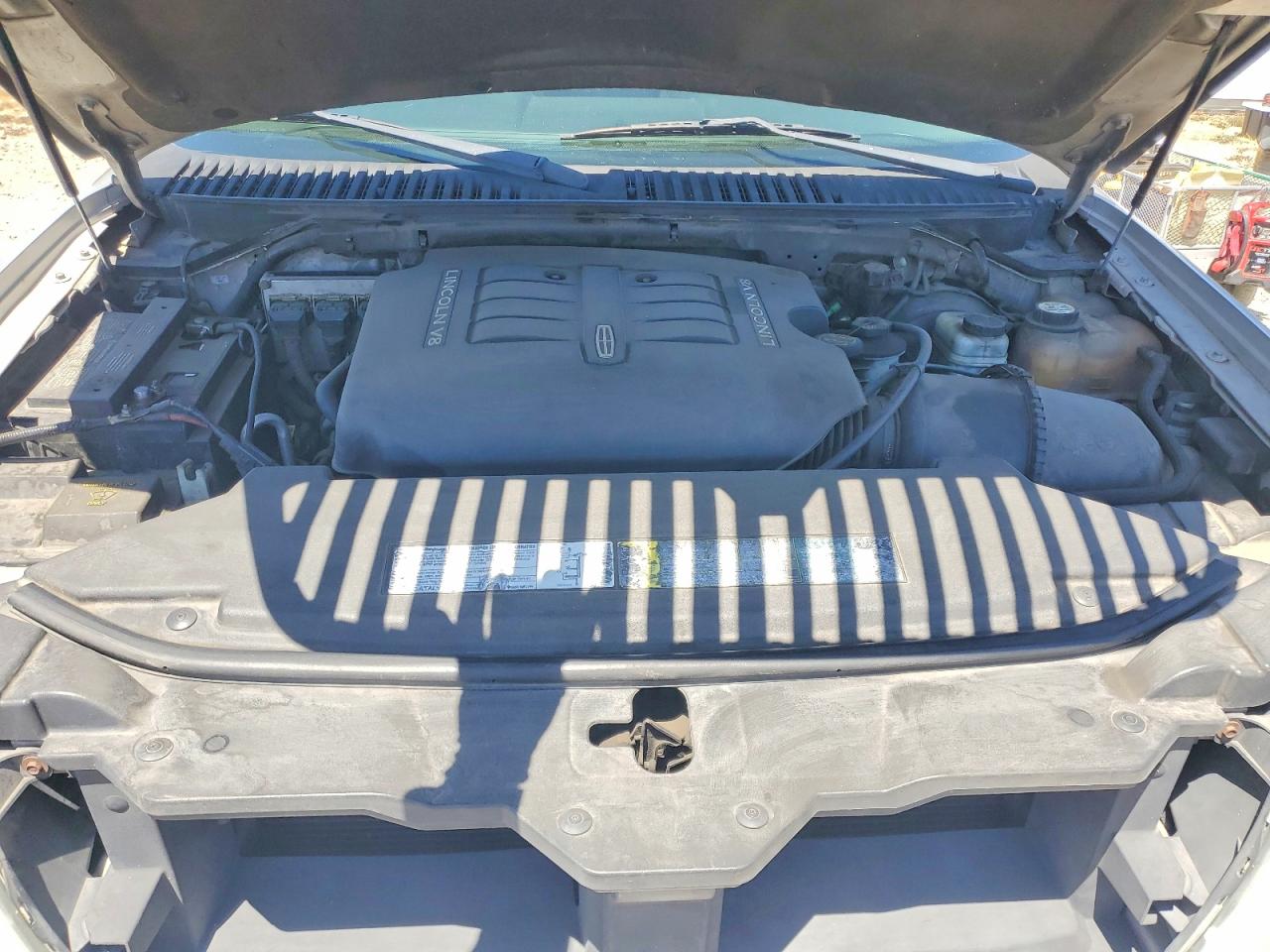 2003 Lincoln Navigator Silver vin: 5LMFU28R63LJ00662